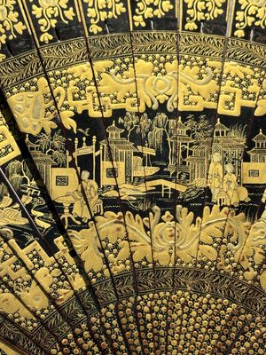 A large Chinese Canton gilt black lacquer tray, thee boxes and a fan, 19th C. — 照片 57