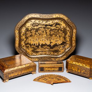 A large Chinese Canton gilt black lacquer tray, thee boxes and a fan, 19th C. — 照片 1