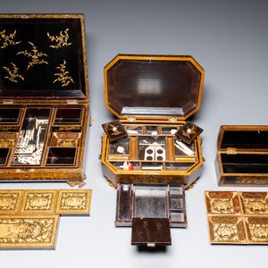 A large Chinese Canton gilt black lacquer tray, thee boxes and a fan, 19th C. — 照片 16