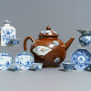 A large Chinese 'capucin' teapot, a blue and white spittoon and various tea wares, Kangxi/Qianlong — photo 1