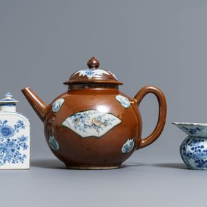 A large Chinese 'capucin' teapot, a blue and white spittoon and various tea wares, Kangxi/Qianlong — photo 3