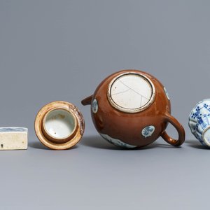 A large Chinese 'capucin' teapot, a blue and white spittoon and various tea wares, Kangxi/Qianlong — photo 5