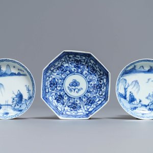 A large Chinese 'capucin' teapot, a blue and white spittoon and various tea wares, Kangxi/Qianlong — photo 6