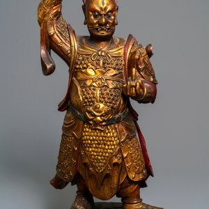 A large Chinese carved giltwood figure of a guardian, 17/18th C. — 照片 2