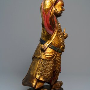 A large Chinese carved giltwood figure of a guardian, 17/18th C. — 照片 3