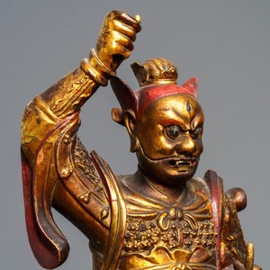 A large Chinese carved giltwood figure of a guardian, 17/18th C. — 照片 8