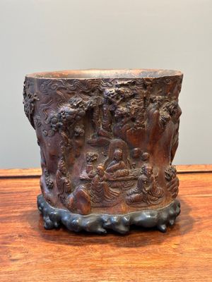 A large Chinese carved huanghuali wooden brush pot with Taoist design, 17/18th C. — photo 1