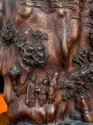A large Chinese carved huanghuali wooden brush pot with Taoist design, 17/18th C. — photo 22