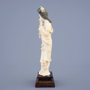 A large Chinese carved ivory figure of Guanyin on wooden base, early 20th C. — photo 3