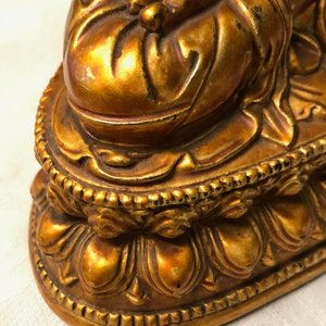 A large Chinese carved lacquered giltwood figure of Tsongkhapa, 18th C. — 照片 15