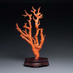 A large Chinese carved red coral group with birds on floral branches, 19/20th C. — 照片 3