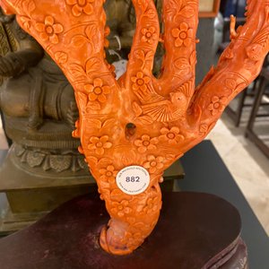 A large Chinese carved red coral group with birds on floral branches, 19/20th C. — 照片 35