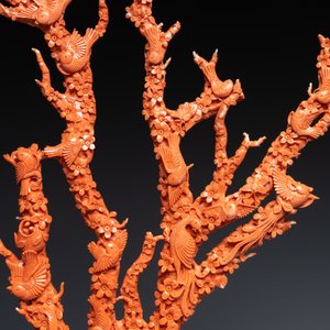 A large Chinese carved red coral group with birds on floral branches, 19/20th C. — 照片 6