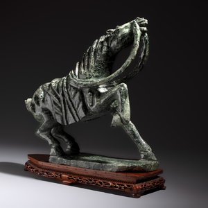 A large Chinese carved serpentine horse on a wooden stand, 20th C. — 照片 1
