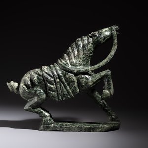 A large Chinese carved serpentine horse on a wooden stand, 20th C. — 照片 2