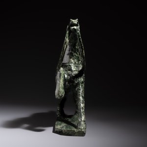 A large Chinese carved serpentine horse on a wooden stand, 20th C. — 照片 3