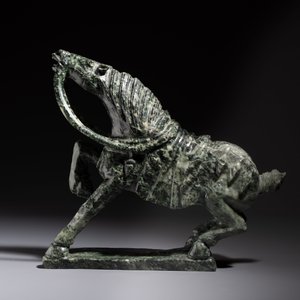 A large Chinese carved serpentine horse on a wooden stand, 20th C. — 照片 4