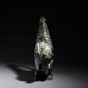 A large Chinese carved serpentine horse on a wooden stand, 20th C. — 照片 5