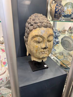 A large Chinese carved stone head of Buddha with traces of gilding and polychromy, Ming — foto 1