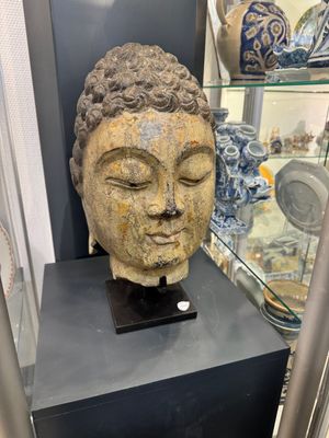 A large Chinese carved stone head of Buddha with traces of gilding and polychromy, Ming — foto 2