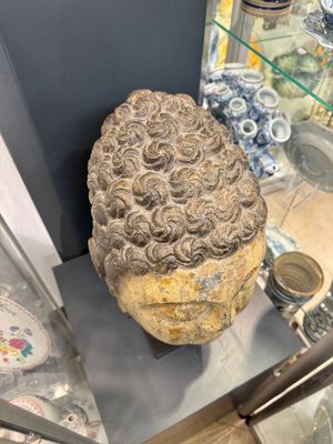 A large Chinese carved stone head of Buddha with traces of gilding and polychromy, Ming — foto 3