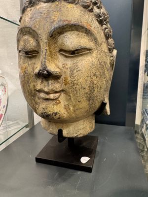 A large Chinese carved stone head of Buddha with traces of gilding and polychromy, Ming — foto 4