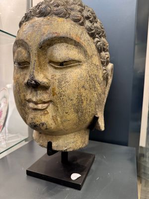 A large Chinese carved stone head of Buddha with traces of gilding and polychromy, Ming — foto 5