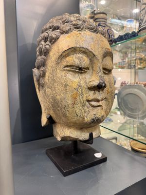 A large Chinese carved stone head of Buddha with traces of gilding and polychromy, Ming — foto 6