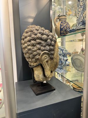 A large Chinese carved stone head of Buddha with traces of gilding and polychromy, Ming — foto 7