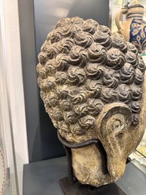 A large Chinese carved stone head of Buddha with traces of gilding and polychromy, Ming — foto 8