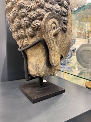 A large Chinese carved stone head of Buddha with traces of gilding and polychromy, Ming — foto 9