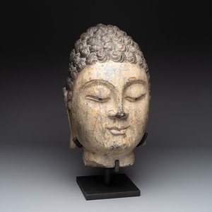 A large Chinese carved stone head of Buddha with traces of gilding and polychromy, Ming — foto 1