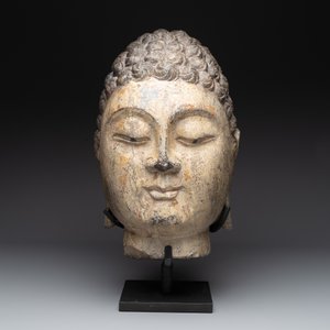 A large Chinese carved stone head of Buddha with traces of gilding and polychromy, Ming — foto 2