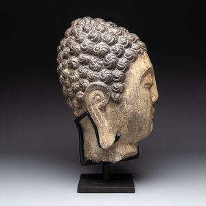 A large Chinese carved stone head of Buddha with traces of gilding and polychromy, Ming — foto 3