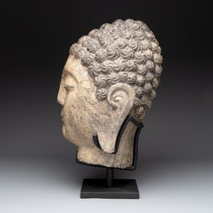 A large Chinese carved stone head of Buddha with traces of gilding and polychromy, Ming — foto 5