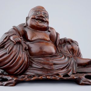 A large Chinese carved wood figure of Buddha on stand, 19th C. — photo 2