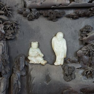 A large Chinese carved zitan wood panel with jade and turquoise, set in a hongmu wood frame and stand, Qianlong — photo 20
