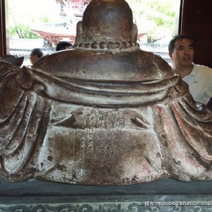 A large Chinese cast iron figure of Guanyin with inscription on the back, Ming/Qing — photo 13