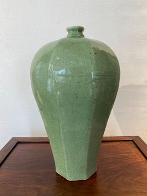 A large Chinese celadon-glazed octagonal 'meiping' vase, 18/19th C. — 照片 1