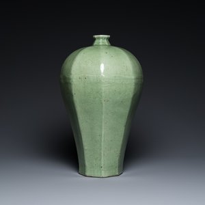 A large Chinese celadon-glazed octagonal 'meiping' vase, 18/19th C. — 照片 3
