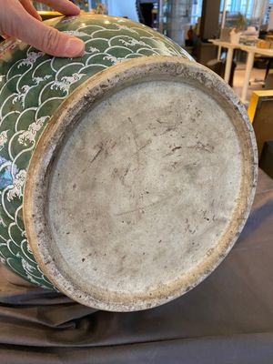 A large Chinese celadon-ground famille rose 'hu' vase with dragons, 19th C. — 照片 2