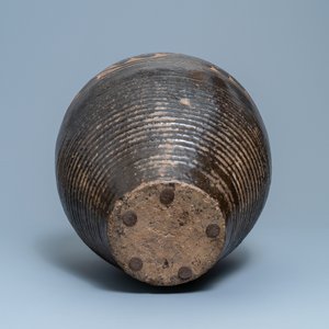 A large Chinese Cizhou vase with engraved floral design, Yuan/Ming — photo 6