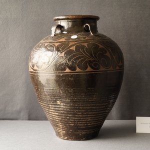 A large Chinese Cizhou vase with engraved floral design, Yuan/Ming — photo 7