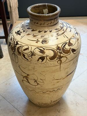 A large Chinese Cizhou ware slip-glazed wine jar, Ming — photo 1
