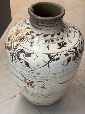 A large Chinese Cizhou ware slip-glazed wine jar, Ming — photo 12