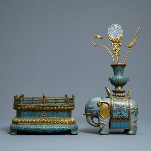 A large Chinese cloisonné and gilt bronze model of an elephant with attributes, Qianlong mark, 19/20th C. — 照片 2