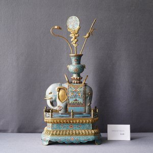 A large Chinese cloisonné and gilt bronze model of an elephant with attributes, Qianlong mark, 19/20th C. — 照片 9
