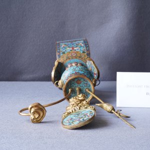 A large Chinese cloisonné and gilt bronze model of an elephant with attributes, Qianlong mark, 19/20th C. — 照片 10