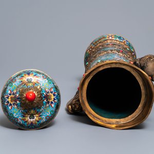 A large Chinese cloisonné and inlaid gilt bronze 'Duomuhu' ewer, Republic, 20th C. — photo 6