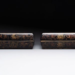 A large Chinese cloisonné brush washer and a pair of cloisonné-plaque-inlaid gilt-lacquered covered boxes, 20th C. — foto 12